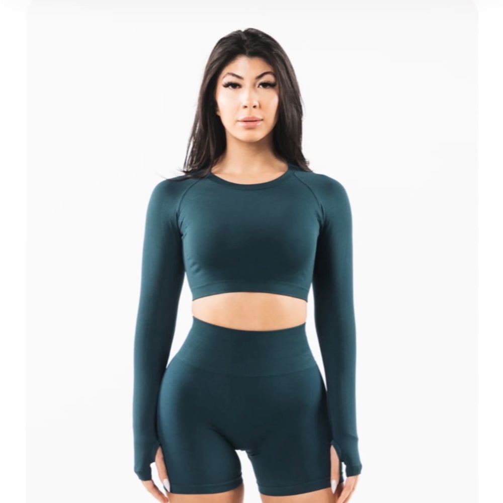 Like new Alphalete stratus long sleeve crop in Midnight size S